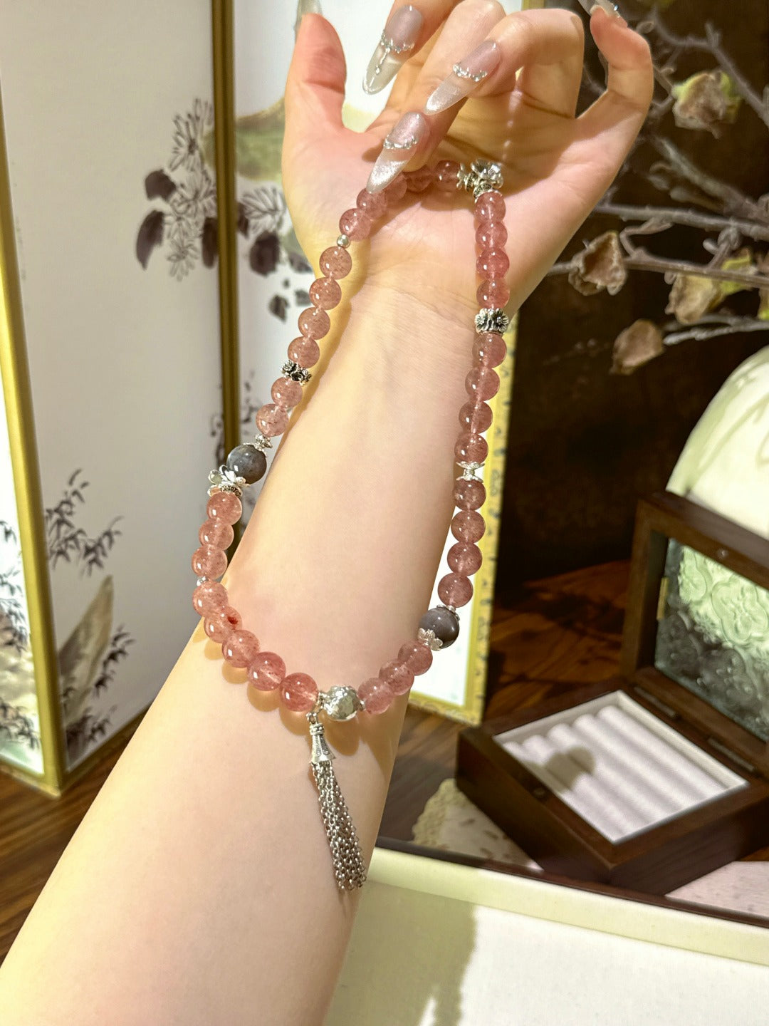 ▫️▪️ Strawberry crystal black gold backbone bracelet